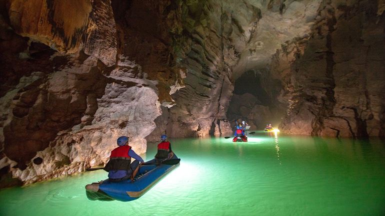 Paseo en barco por la cueva de Phong Nha