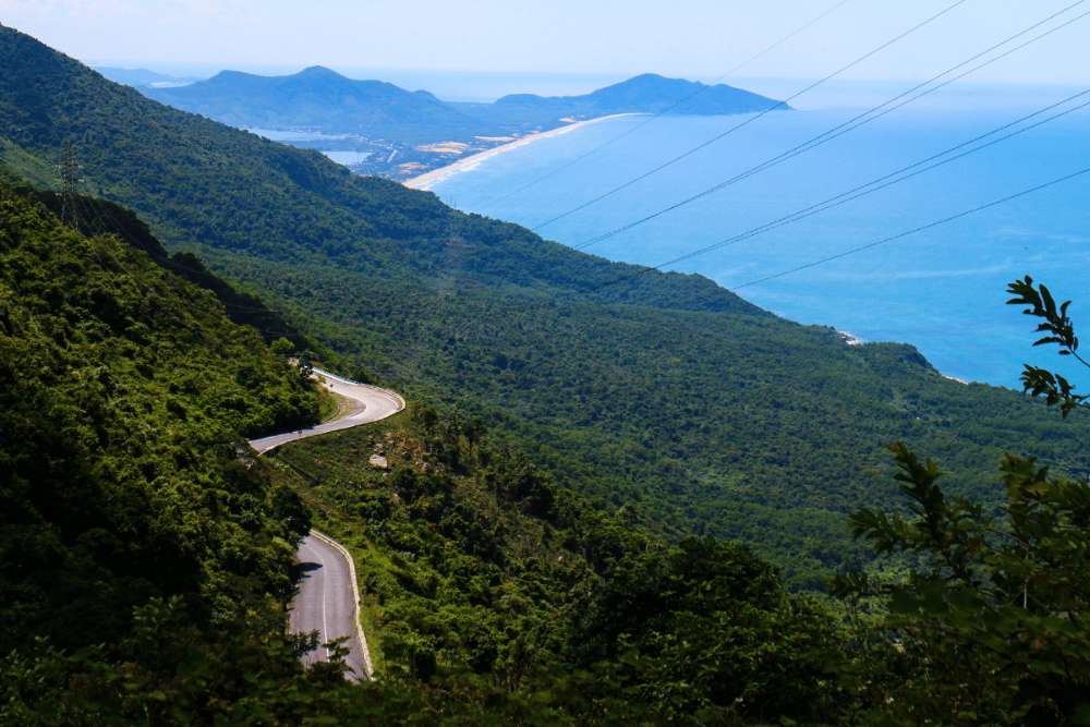 Una sección del paso de Hai Van con una hermosa vista de la bahía.
