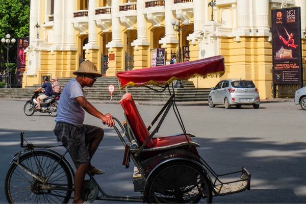 Día 02: Hanoi - Coche de Limousine a Sapa