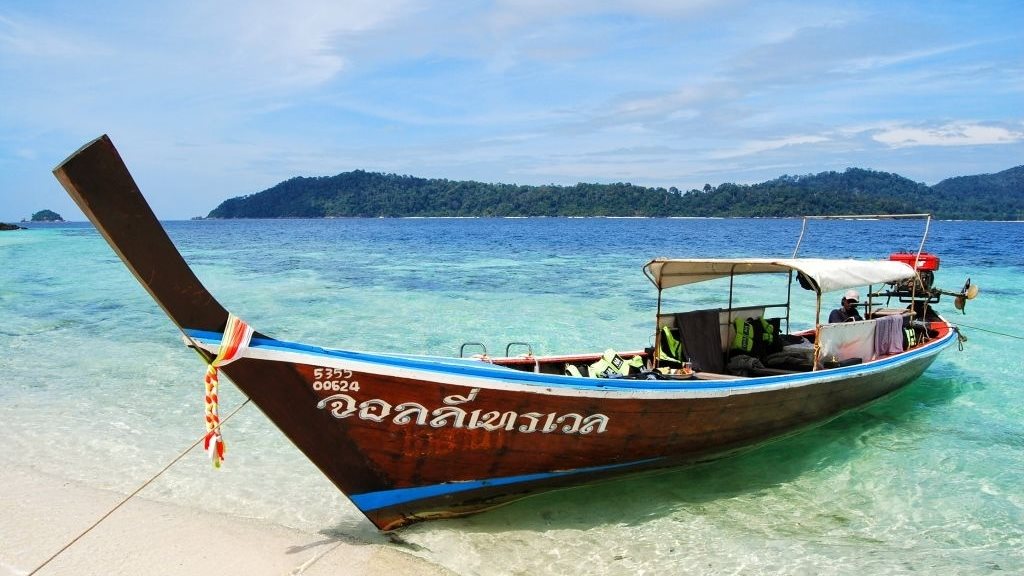 Bote en la playa de Koh Lipe Tailandia