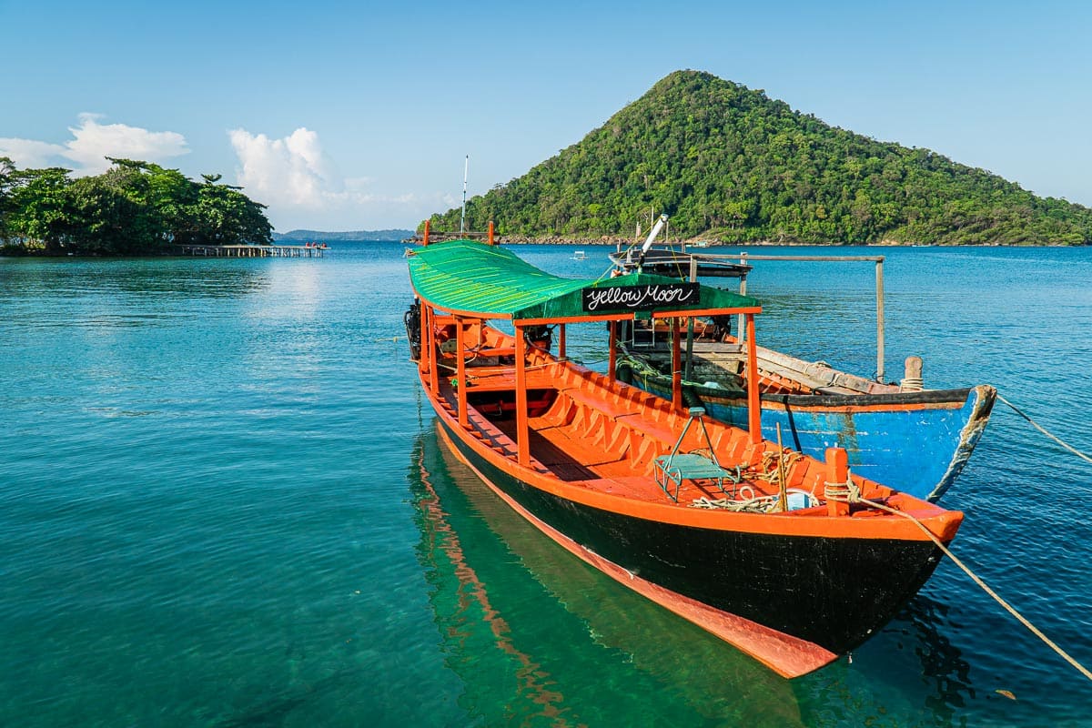 Visitar las islas en barco de cola larga
