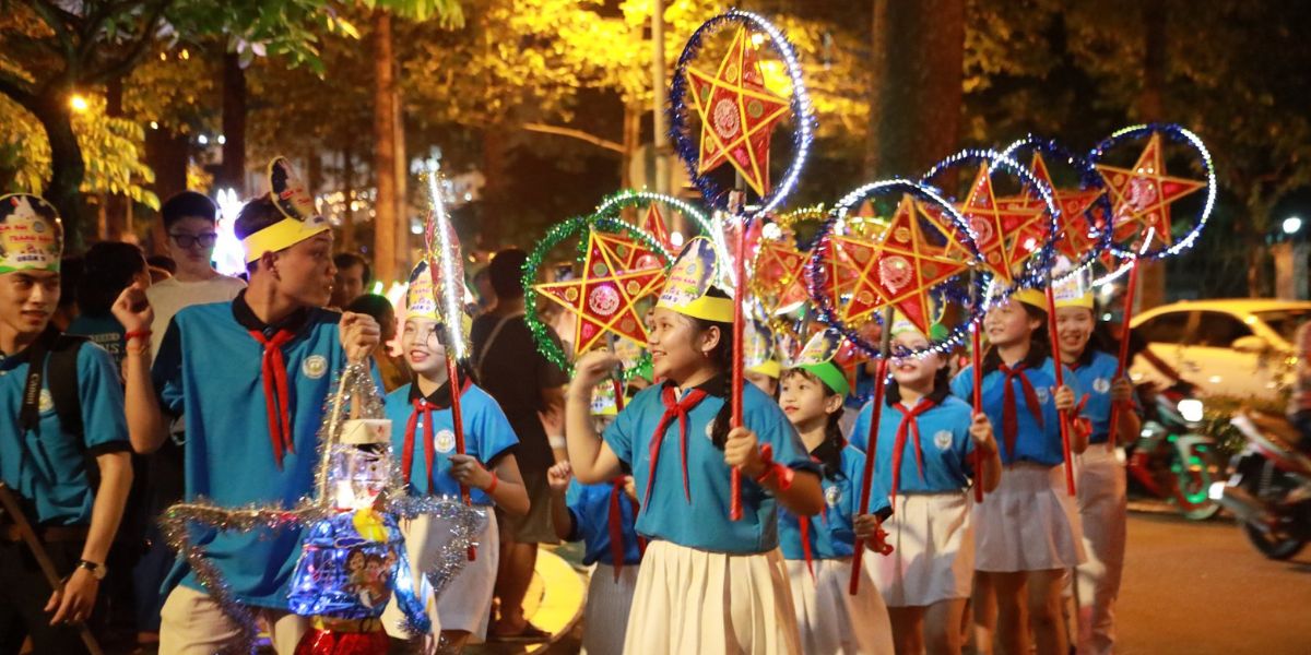 Costumbres tradicionales de la Fiesta del Medio Otoño en Vietnam: Desfile de linternas