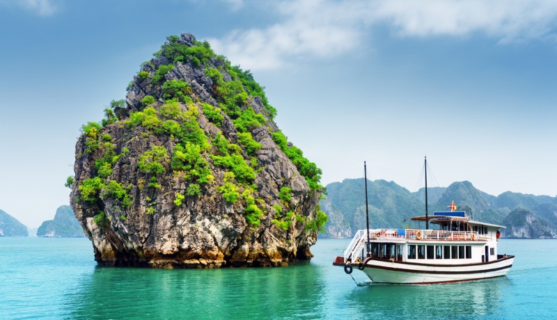 Hacer un crucero por la bahía de Halong