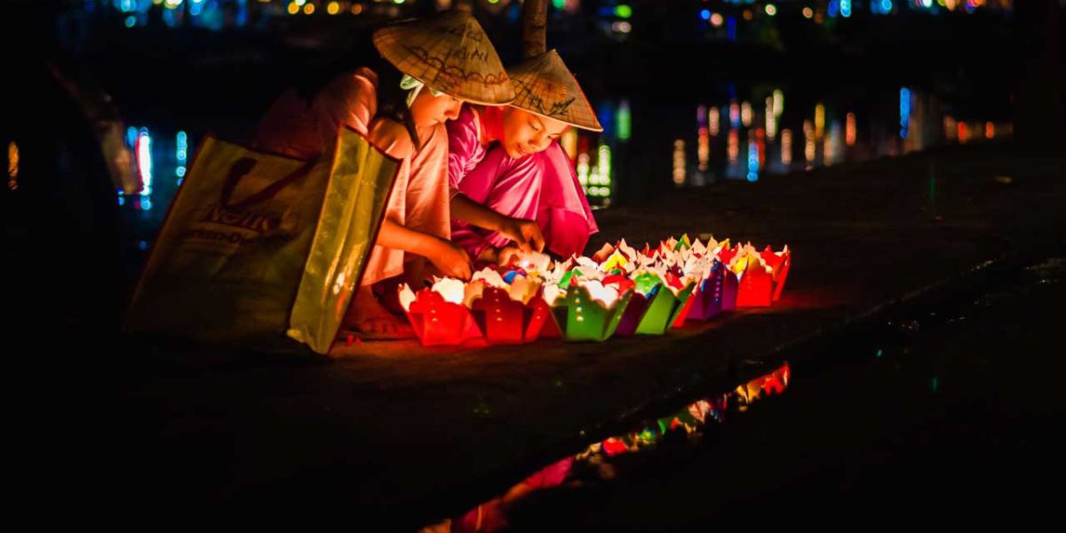 Navegar por el río Thu Bon por la noche