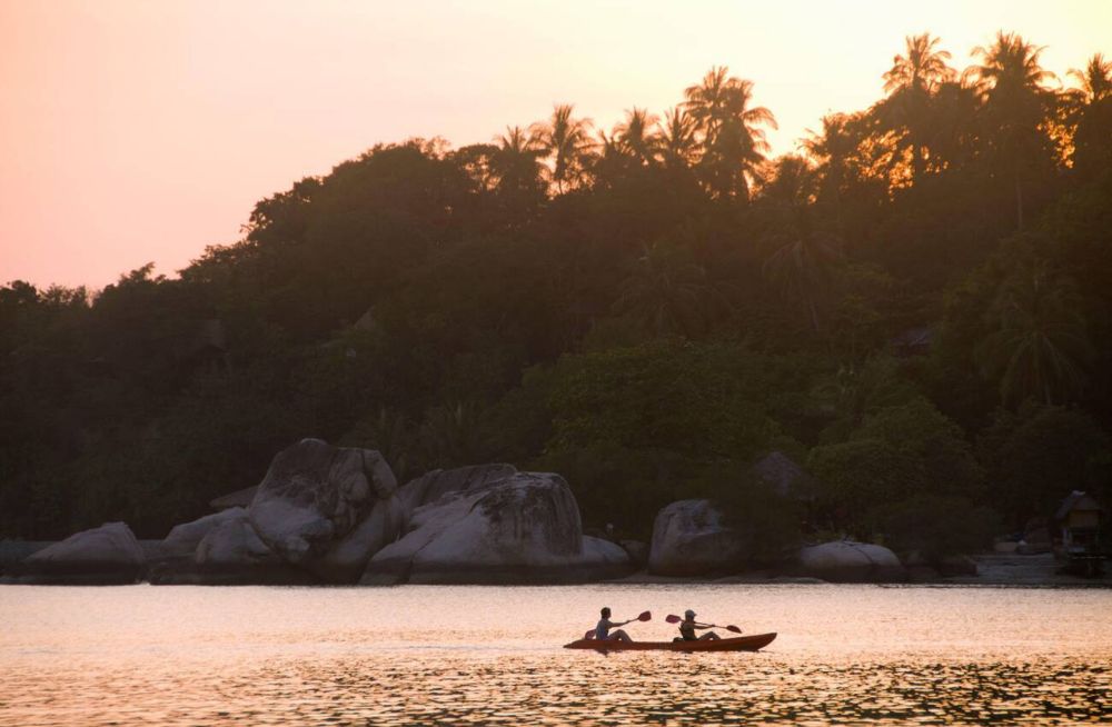 Explorar la costa en kayak en la bahía de Chalok Baan Kao