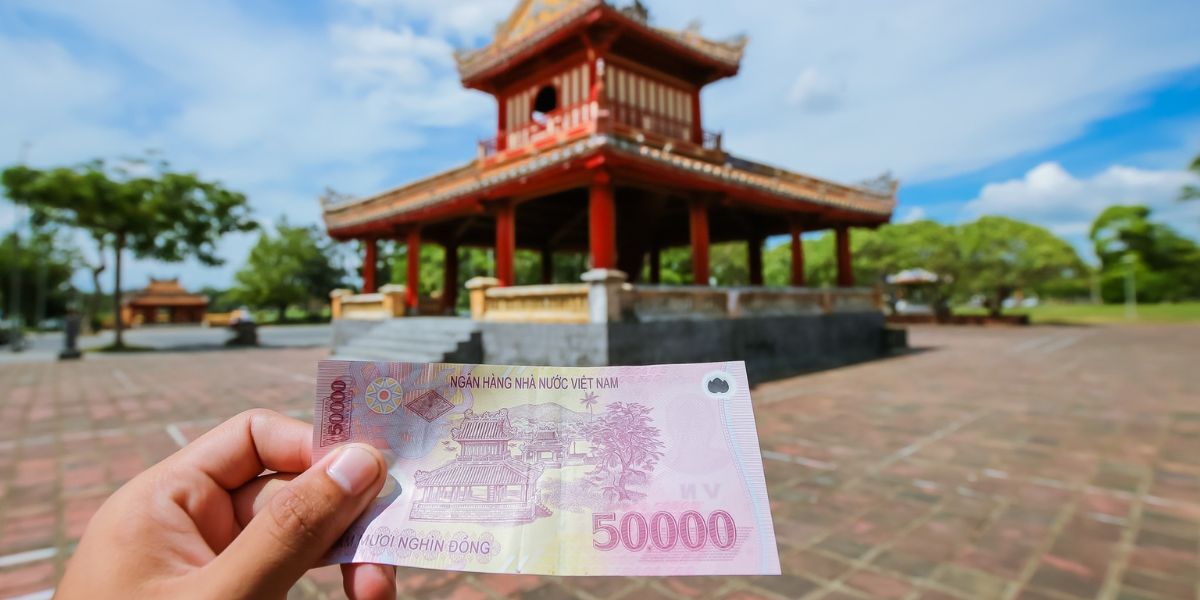 Billete de 50.000 VND con los topónimos Nghenh Luong Dinh y Phu Van Lau en Hue