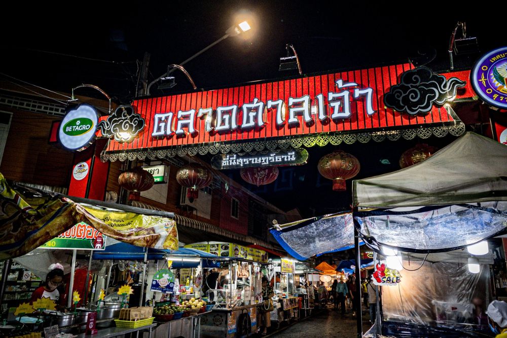 Mercado nocturno y comida callejera