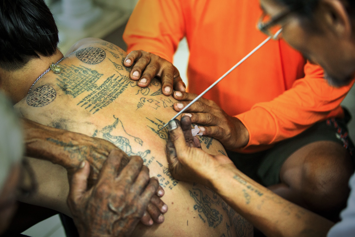 Proceso de tatuaje tailandés Sak Yant