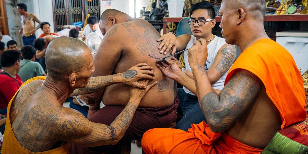 Proceso de tatuaje tailandés Sak Yant