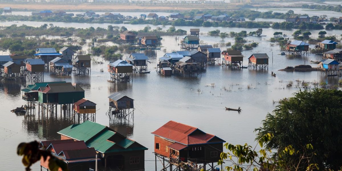 Visitar los pueblos flotantes en el lago Tonle Sap